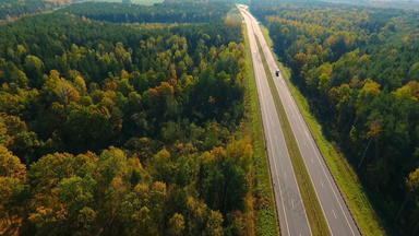高速公路路<strong>森林</strong>景观无人机拍摄沥青路<strong>秋天森林</strong>